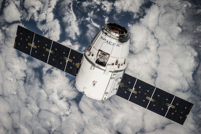 SpaceX顺利升空，开启“平民”太空游时代