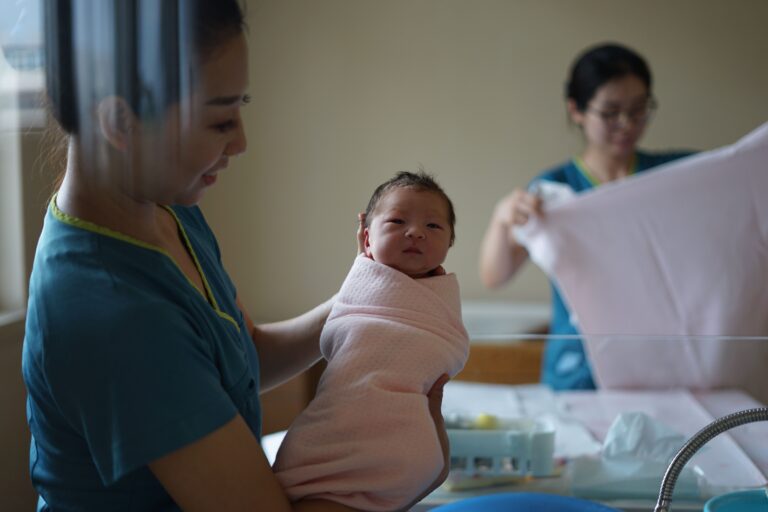 <strong></noscript>Geboortecijfers opkrikken? In China betalen ze je nu om baby’s te krijgen! </strong>