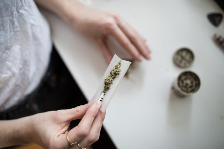 荷兰人在西班牙因藏有毒品被捕，被判立即入狱